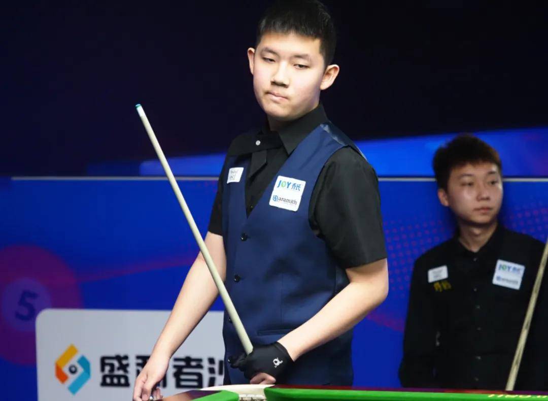 达成皇马生涯西甲250场里程碑，巴斯克斯赛后获赠纪念球衣